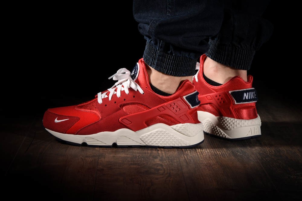 Air huarache orders run mid red